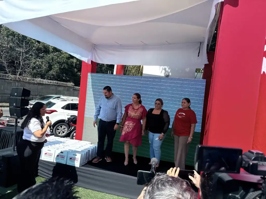 Ganadores de la promoción Comprá y Ganá en Distrito Carnic de pie sobre la tarima durante la entrega de premios