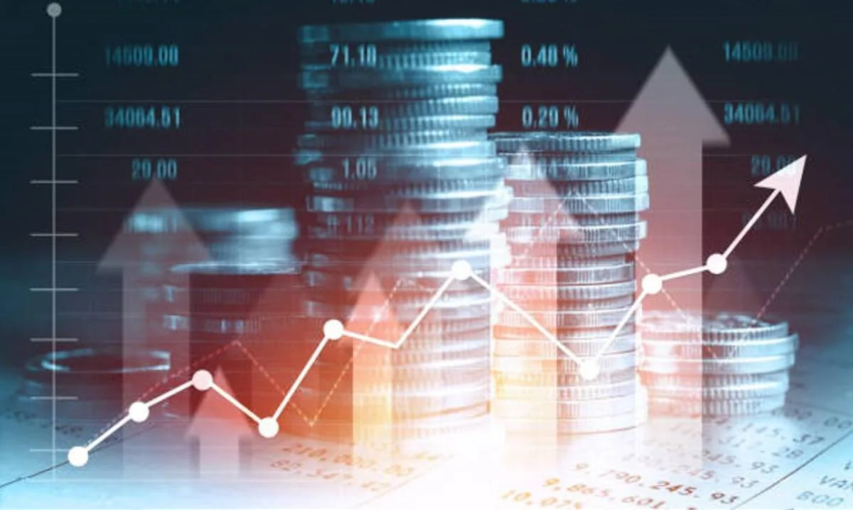 Pilas de monedas apiladas con gráficos financieros y flechas de tendencia alcista en tonos azules y rojos.