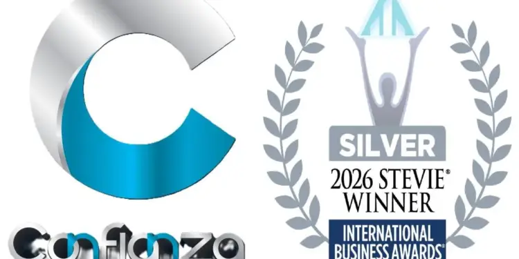 Logotipo corporativo junto al emblema oficial de ganador del premio Stevie de plata de los International Business Awards 2026.