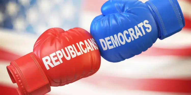 Guantes de boxeo rojo y azul con las inscripciones REPUBLICANS y DEMOCRATS sobre fondo de la bandera de Estados Unidos.