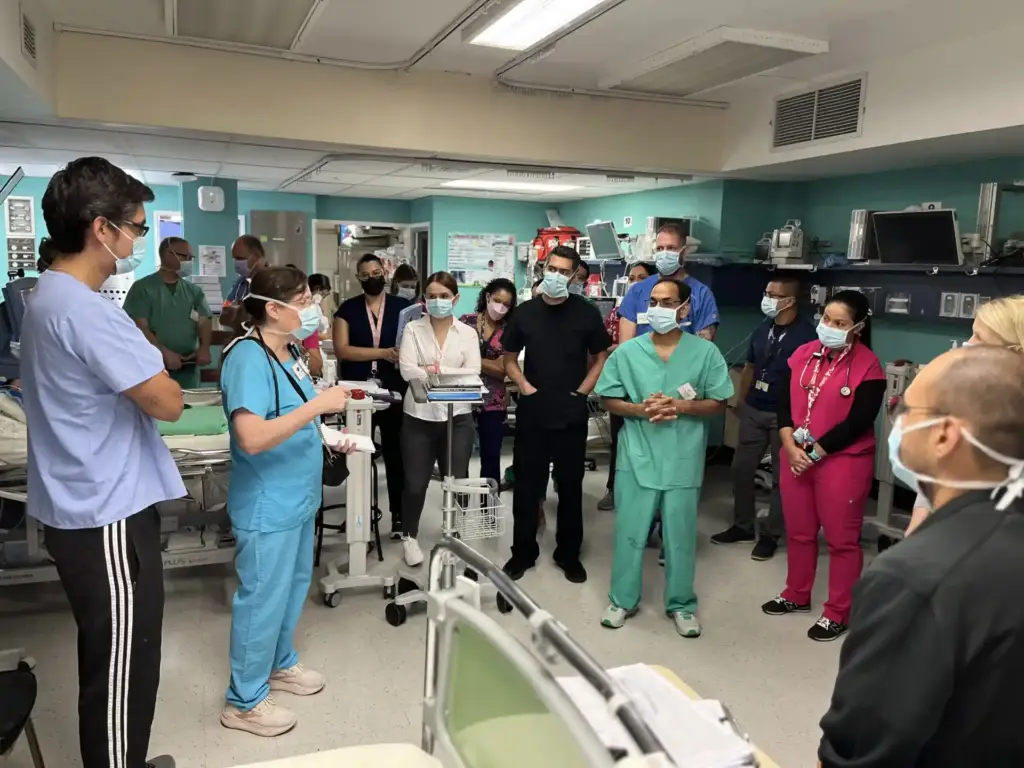 Grupo de profesionales de la salud con mascarillas reunidos en un hospital.