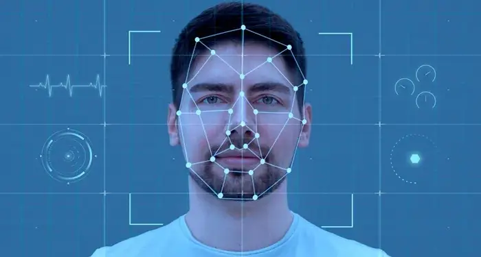 Hombre con una interfaz digital de reconocimiento facial y líneas geométricas sobre su rostro en un fondo azul.