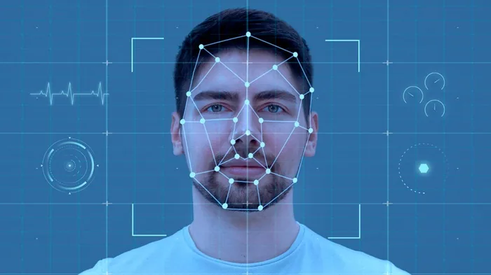 Hombre con una interfaz digital de reconocimiento facial y líneas geométricas sobre su rostro en un fondo azul.