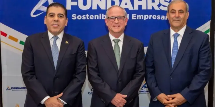 Tres hombres de negocios con traje y corbata posando frente a un fondo azul con el logotipo de FUNDAHRSE.