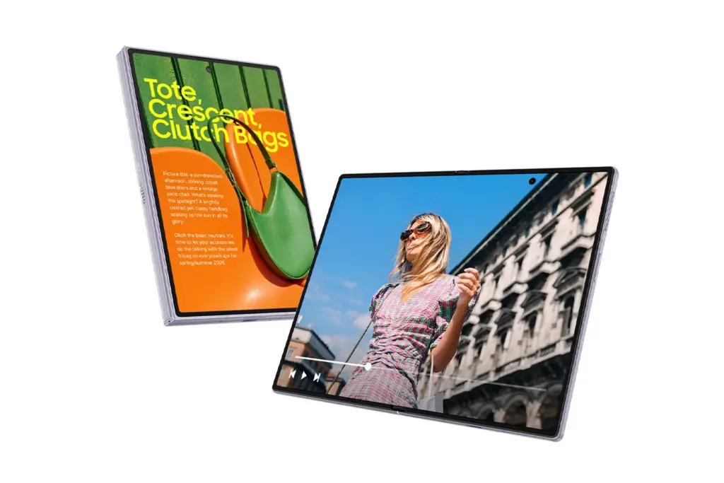 Dos dispositivos móviles plegables con pantallas que muestran imágenes de moda y texto publicitario sobre fondo blanco.