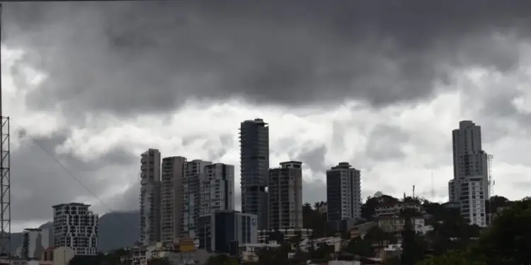 Vista de varios edificios modernos de oficinas bajo un cielo nublado y tormentoso en un distrito financiero.