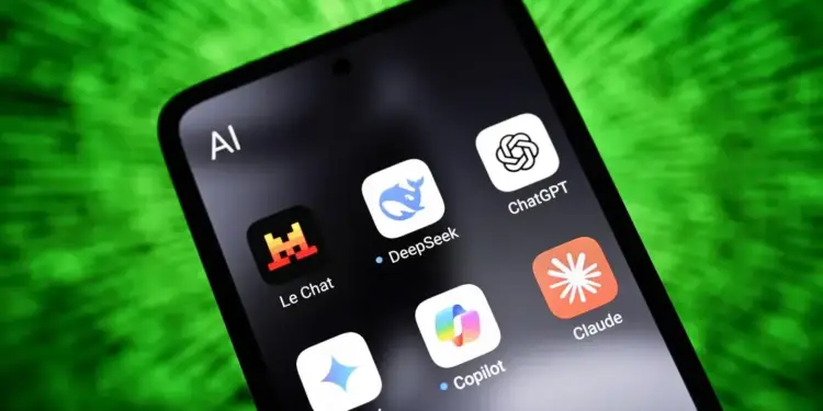 Primer plano de un smartphone mostrando apps de IA como ChatGPT, Gemini, Copilot, DeepSeek, Le Chat y Claude sobre fondo verde.