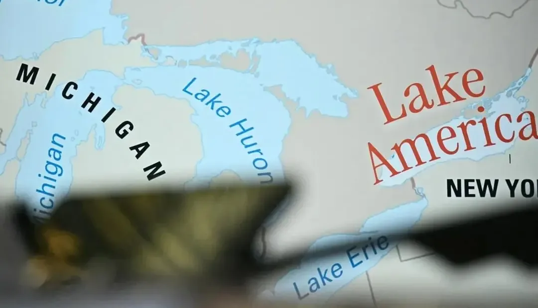 Primer plano de un mapa geográfico que muestra los Grandes Lagos, incluyendo Michigan, Huron, Erie y etiquetas de texto en inglés.
