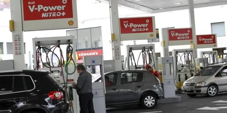 Vehículos cargando combustible en una estación de servicio con letreros de Shell V-Power NITRO+.