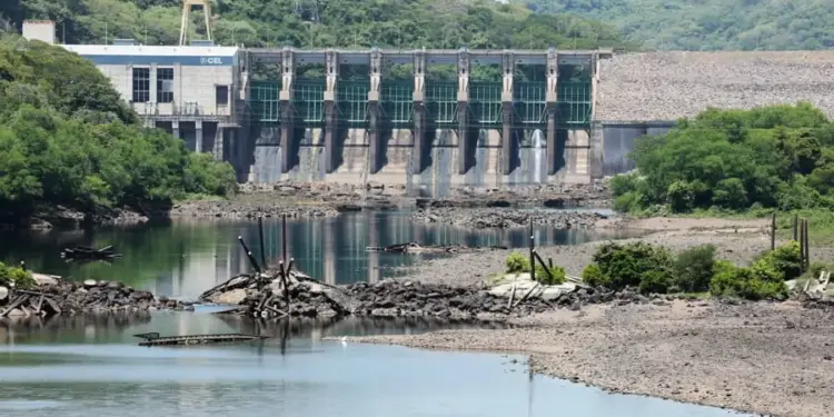 Vista panorámica de una presa hidroeléctrica con un río y vegetación en los alrededores.