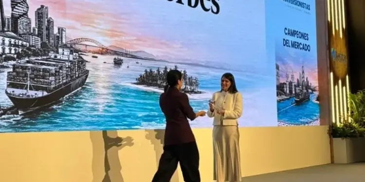 Dos mujeres presentan un premio de Forbes Centroamérica en el Foro de Inversionistas en Panamá.