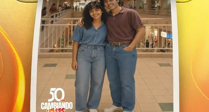 Joven pareja sonriendo y abrazados, con un fondo de centro comercial. Promoción de Metocentro "50 años cambiando con vos".