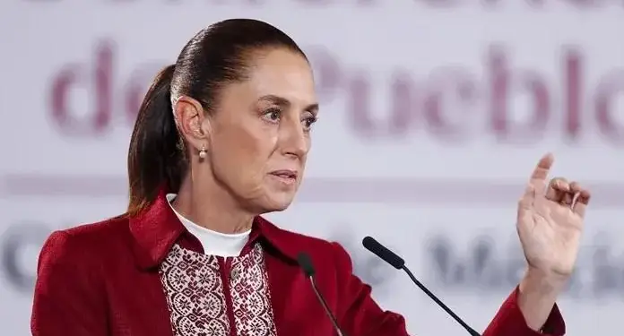 Mujer ejecutiva hablando en una conferencia de prensa frente a micrófonos.