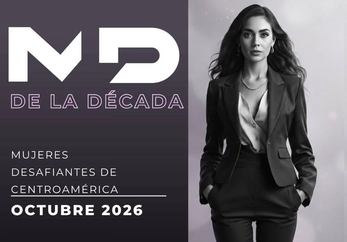Retrato en blanco y negro de una mujer de negocios con traje formal junto a texto corporativo.