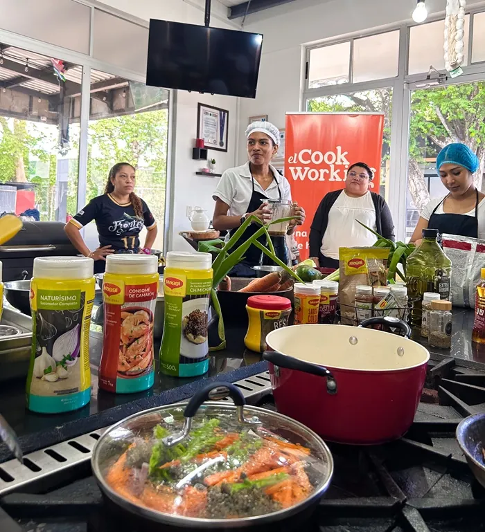 Participantes durante las sesiones de formación integral y culinaria.