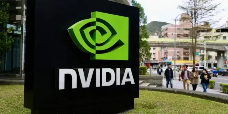 Cartel corporativo negro con el logotipo verde y el texto blanco de Nvidia en una calle urbana con transeúntes.