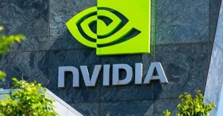 Logotipo oficial de la empresa Nvidia montado sobre la fachada de piedra de un edificio corporativo.