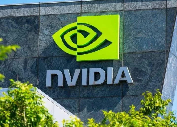 Logotipo oficial de la empresa Nvidia montado sobre la fachada de piedra de un edificio corporativo.