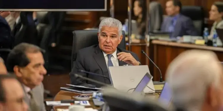 Grupo de profesionales en una reunión de negocios con un ejecutivo principal hablando en una sala de conferencias.
