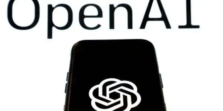 Logotipo de OpenAI y su símbolo distintivo sobre la pantalla de un teléfono móvil negro, representando la inteligencia artificial.