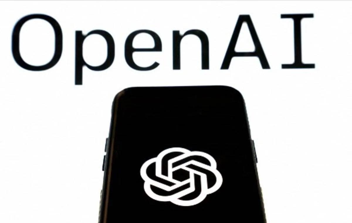 Logotipo de OpenAI en texto negro sobre fondo blanco, con un smartphone negro en primer plano mostrando el logo de la IA en su pantalla.