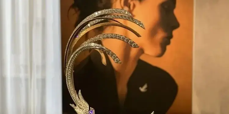 Pieza de joyería lujosa con incrustaciones de brillantes en primer plano y un retrato borroso al fondo.