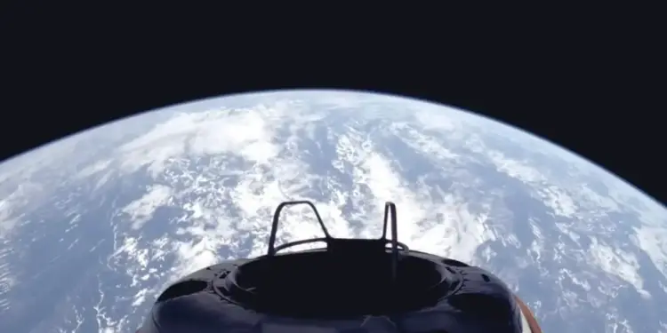 Vista panorámica de la curvatura de la Tierra desde la perspectiva de una nave espacial en órbita.