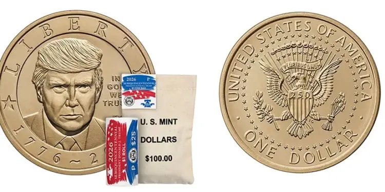 Dos monedas de dólar doradas, una con el busto de Donald J. Trump y la otra con un águila, junto a un rollo de monedas y una bolsa de la U.S. Mint.