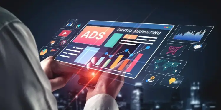 Persona analizando una pantalla holográfica con gráficos de marketing digital, estadísticas, iconos de redes sociales, carrito de compras y mapa mundial.