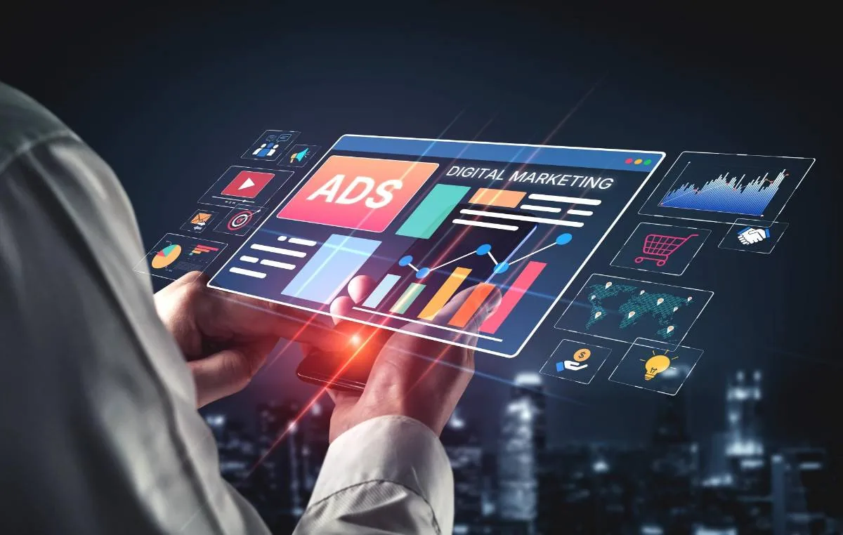 Persona analizando una pantalla holográfica con gráficos de marketing digital, estadísticas, iconos de redes sociales, carrito de compras y mapa mundial.