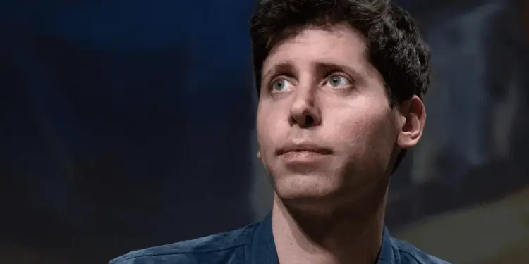 Primer plano de un hombre con cabello oscuro mirando hacia arriba con expresión seria