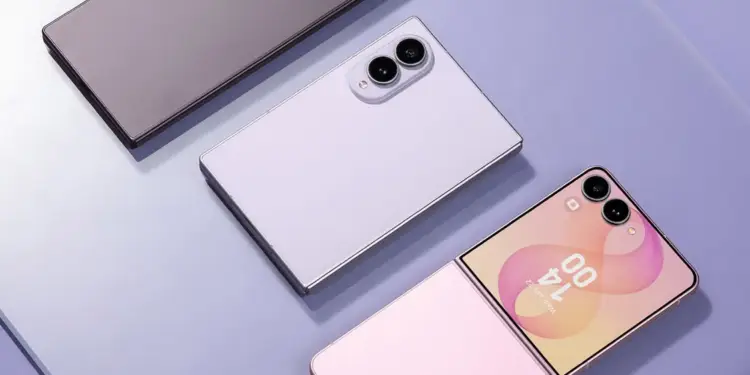Tres teléfonos inteligentes modernos de diseño plegable y rectangular colocados en diagonal sobre una superficie violeta.