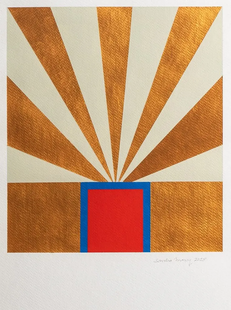 Composición abstracta con rayos dorados emergiendo desde una base rectangular roja y azul.