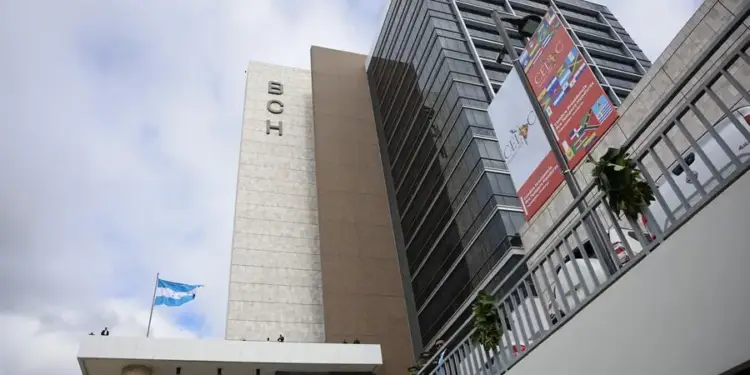Vista en perspectiva del edificio BCH con la bandera de Honduras y pancartas de la CELAC.