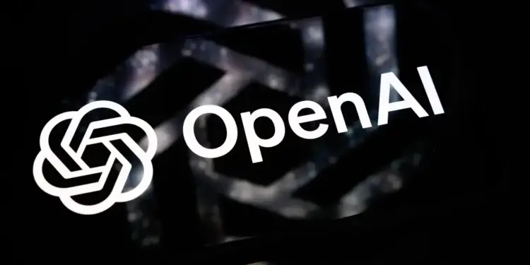 Logo blanco de OpenAI con su icono gráfico sobre una pantalla en un fondo oscuro.