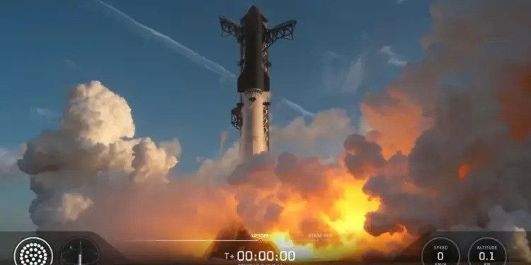 Un cohete despegando con una gran columna de humo y llamas anaranjadas, bajo un cielo azul con nubes y estelas de avión.