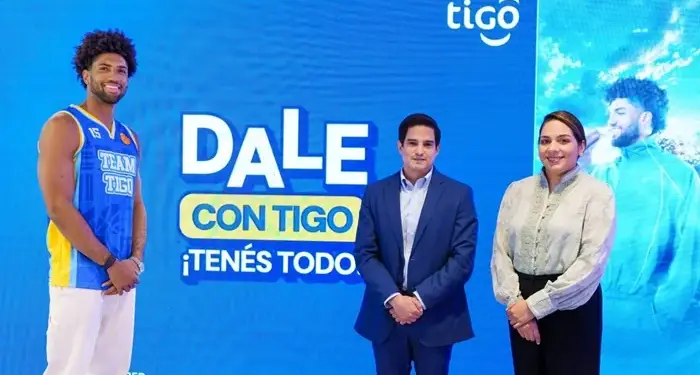 Tres personas frente a un fondo azul publicitario con el logo Tigo y el lema Dale con Tigo Tenés Todo.