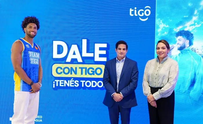 Tres personas frente a un fondo azul publicitario con el logo Tigo y el lema Dale con Tigo Tenés Todo.