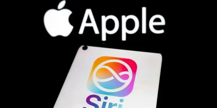 Logotipo de Apple junto al nombre y el icono multicolor de Siri sobre fondo oscuro