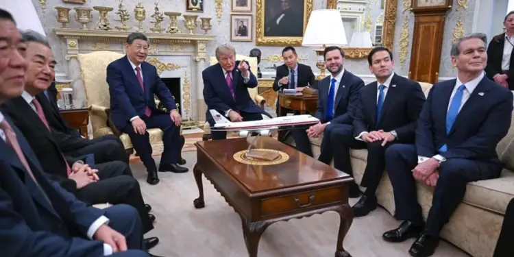 Grupo de hombres en traje reunidos en una lujosa sala con un modelo de avión sobre la mesa de centro