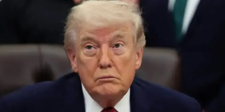 Retrato de Donald Trump con traje azul oscuro, camisa blanca y corbata roja en un entorno profesional.