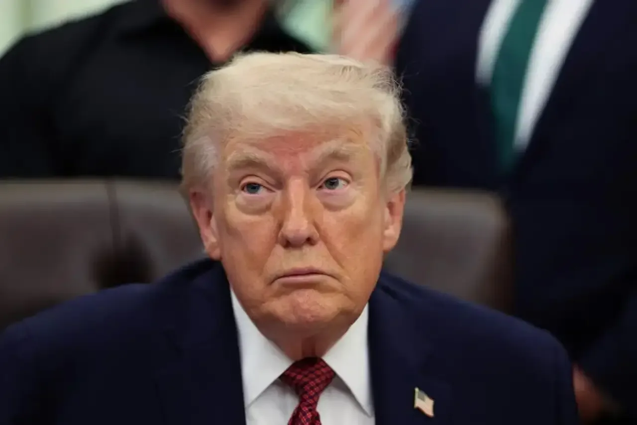 Retrato de Donald Trump con traje azul oscuro, camisa blanca y corbata roja en un entorno profesional.