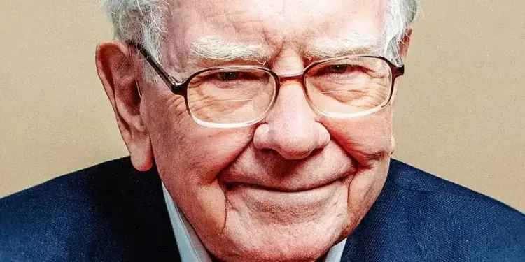 Primer plano de un hombre mayor con cabello blanco, gafas de montura gruesa y traje azul oscuro, sonriendo levemente. Sugiere experiencia y sabiduría en finanzas.