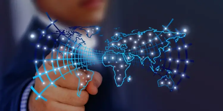 Un profesional interactúa con un mapa del mundo digital y luminoso que representa la conectividad global y financiera.