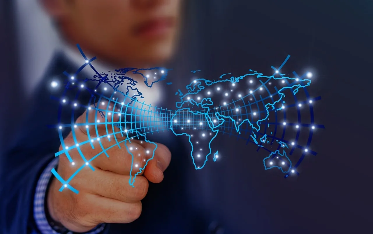 Un profesional interactúa con un mapa del mundo digital y luminoso que representa la conectividad global y financiera.