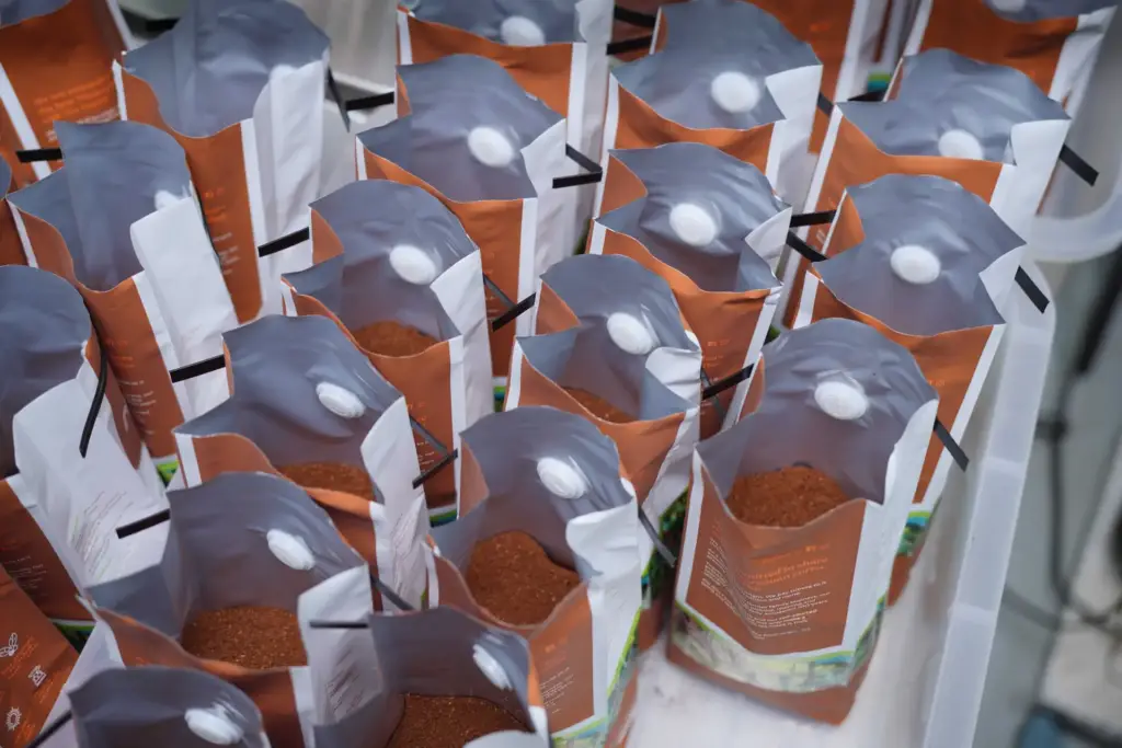 Bolsas de café molido abiertas con válvula desgasificadora en la línea de empaque