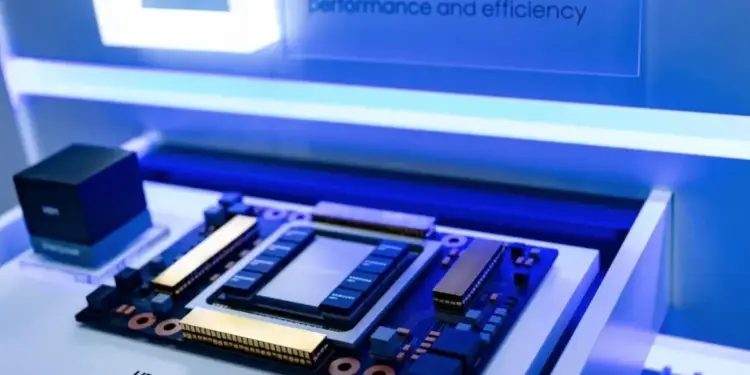 Primer plano de un módulo de memoria HBM (High Bandwidth Memory) sobre una placa de circuito, destacando su diseño avanzado y componentes dorados.