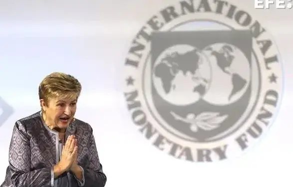 Kristalina Georgieva, directora gerente del Fondo Monetario Internacional (FMI), con las manos juntas frente al logo del FMI.