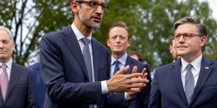 Grupo de hombres de negocios con traje y corbata conversando en exteriores.