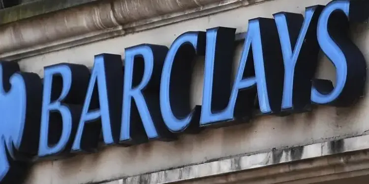Letrero con letras tridimensionales azules del banco Barclays sobre la fachada de piedra de una sucursal bancaria.